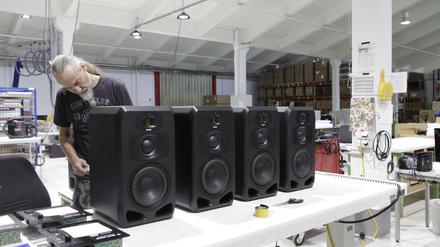 Im Studioalltag kommt es nicht aufs Design an: Monitorlautsprecher für Profis – wie hier bei Adam Audio in Adlershof – sind schwarz und eckig.