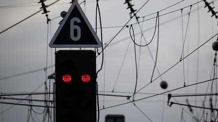 Ein Signallicht für Züge zeigt rot.