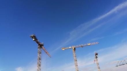 Berlin - Deutschland. Kräne vor blauem Himmel. *** Berlin Germany cranes against blue sky 