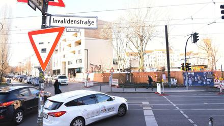 Der Bereich an der Invalidenstraße, an dem der schwere Unfall mit einem SUV und mehreren Toten passierte. 