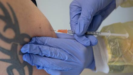 In der Beratungsstelle für sexuelle Gesundheit in Mitte wird ein Mann gegen Affenpocken geimpft.