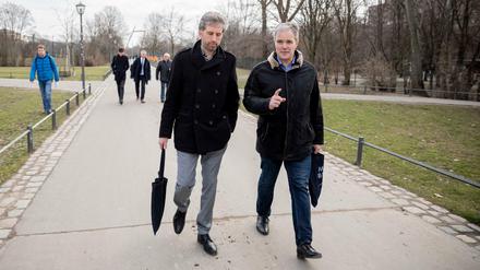 Keine Dealer, nirgends: Boris Palmer (links) und Burkard Dregger auf ihrer Tour durch den Görlitzer Park.
