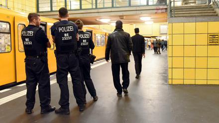 Polizisten auf dem Bahnsteig im U-Bahnhof Hermannplatz.