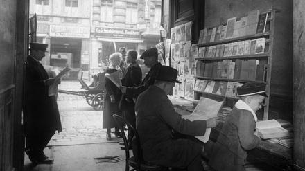 Die schnellste Information im Berlin der Jahrhundertwende war die gedruckte. Ein Kiosk in einer Hofdurchfahrt. 