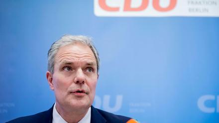 "In Wahrheit unternimmt sie nichts, damit Pendler bereits in Brandenburg auf den Öffentlichen Personennahverkehr", so Burkhard Dregger