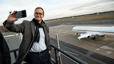 Tolles Reinickendorf: Michael Müller (SPD) macht auf dem Tower auf dem militärischen Teil des Flughafen Tegel ein Selfie. 