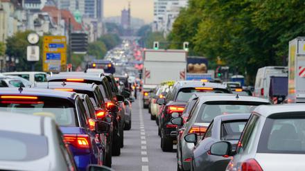 Autos stauen sich im Berufsverkehr auf dem Berliner Kaiserdamm stadteinwärts. 