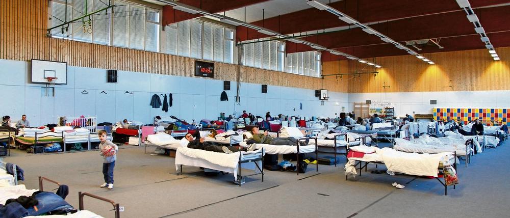 Etliche Flüchtlinge kommen erst einmal nur in einer Turnhalle unter. 