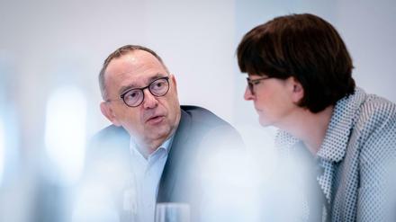 Harte Kritik an AKK vom Bewerberduo für den SPD-Vorsitz: Saskia Esken und Norbert Walter-Borjans.