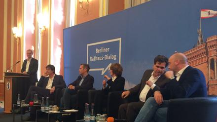 Zu Gast bei Michael Müller (SPD). Lorenz Maroldt (2.v.l.) in der Diskussion mit Berliner Chefredakteuren unter der Moderation von RBB-Gründungsintendantin Dagmar Reim (Mitte). 