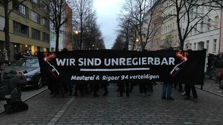 "Wir sind unregierbar" steht auf einem Banner der Demonstrierenden in der Reichenberger Straße.