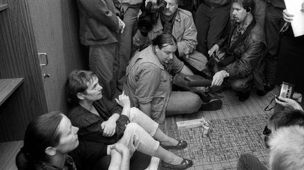 Bürgerrechtlerin Bärbel Bohley (2.v.li., GDR/Neues Forum) während der Besetzung der Stasi-Zentrale in Berlin, 1990.