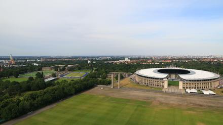 Blick vom Glockenturm über das Maifeld auf das Gelände vom Olympiapark und das Olympiastadion in Berlin-Charlottenburg.
