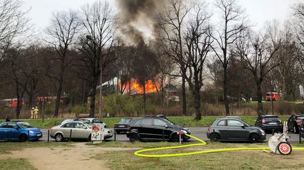 Die Feuerwehr löscht den Brand eines Lokals am Volkspark Friedrichshain.