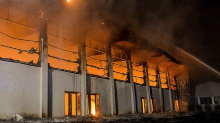 2015 wurde die als Flüchtlingsunterkunft vorgesehene Sporthalle in Nauen (Brandenburg) in Brand gesetzt.