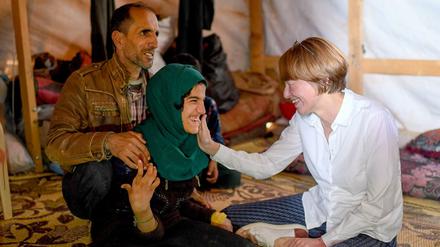Elke Büdenbender, Frau des Bundespräsidenten, trifft Khalaf Ahmad und seine behinderte Tochter Maysaa in einer Zeltsiedlung.