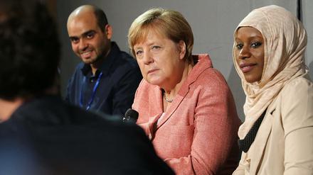Gern gesehener Gast. Bundeskanzlerin Angela Merkel zu Besuch beim Berliner Start-Up Kiron. Die Bildungsplattform gibt Geflüchteten Zugang zur Bildung.