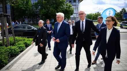 Bundespräsident Frank-Walter Steinmeier (2.v.l.) wird zusammen mit Nikola Eterovic (l) und Dietmar Woidke (SPD) am Zentralcampus der Brandenburgischen Technischen Universität Cottbus-Senftenberg begrüßt.