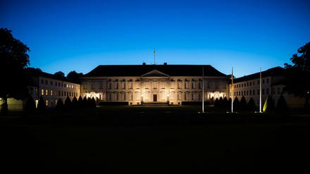 Schloss Bellevue ist in der Abenddämmerung zu sehen. Der Berliner Amtssitz des Bundespräsidenten wird nachts in der Regel nicht mehr angestrahlt, um Strom zu sparen.