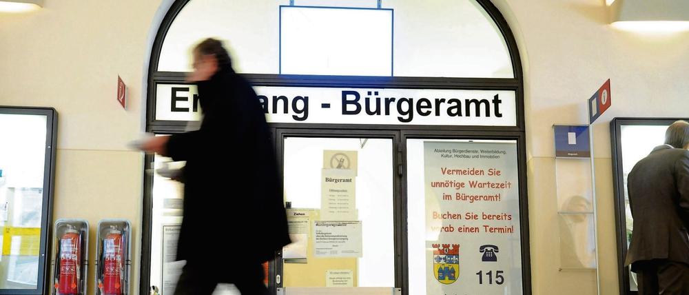 Bürgeramt im Flur des Rathauses: Der Petitionsausschuss lädt zur Bürgersprechstunde ins Rathaus Charlottenburg Berlin-Charlottenburg 