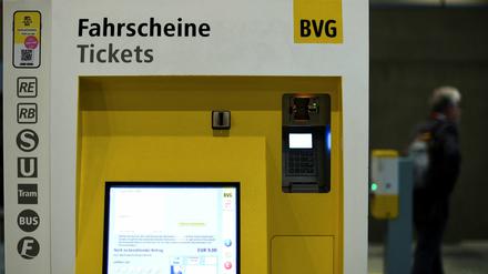 Auch während des Zeitraums des Neun-Euro-Tickets verkauft die BVG an ihren Automaten Monatskarten.