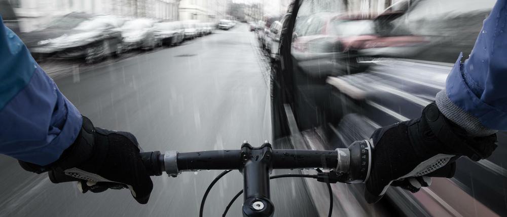 Beim sogenannten Dooring kommt es zu einem Unfall mit Radfahrer, wenn Autofahrer die Tür unachtsam öffnen.