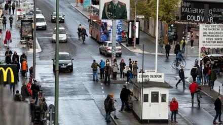 Touristen stehen vor dem Checkpoint Charlie, dem ehemaligen Grenzübergang zwischen West- und Ostberlin.