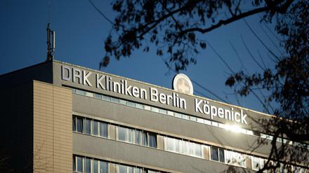 Der Schriftzug der Kliniken Berlin-Köpenick des Deutschen Roten Kreuzes (DRK) ist auf einem Klinikgebäude zu sehen. 