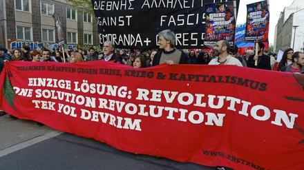 An der Spitze des Zuges laufen griechische Gerwerkschafter. Das Motto der Demo: "Zusammen kämpfen gegen Krise, Krieg und Kapitalismus".