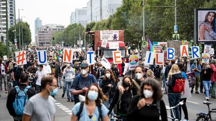 Teilnehmer laufen auf der Demonstration des Bündnisses „#unteilbar“ mit dem Motto «Für eine offene und solidarische Gesellschaft» über die Leipziger Straße. Zu den Unterzeichnern des Aufrufs gehören mehr als 160 Organisationen, Verbände und Initiativen.