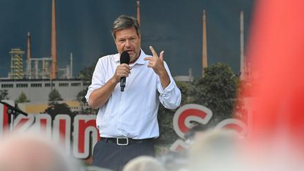 Bnndeswirtschaftsminister Robert Habeck (Grüne) spricht auf der Demonstration des Bürgerbündnisses «Zukunft Schwedt». 