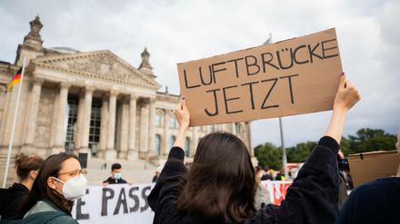 Vor dem Reichstagsgebäude in Berlin wurde für eine schnelle und unbürokratische Evakuierung für bedrohte Menschen aus Afghanistan demonstriert.
