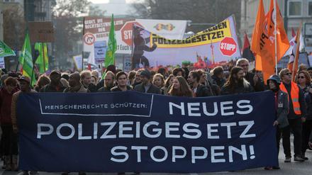 Teilnehmer einer Demonstration des Bündnisses gegen das neue Brandenburger Polizeigesetz laufen durch Potsdam. 