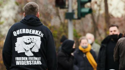 22.11.2020, Berlin: ·Querdenken Frieden Freiheit Widerstand· steht auf der Rückseite des Pullovers eines Demonstranten bei einer Demonstration, die als «Schweigemarsch» bezeichnet wird und sich gegen die Corona-Politik der Bundesregierung richtet. Foto: Annette Riedl/dpa +++ dpa-Bildfunk +++