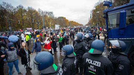 Ende April kam es in Berlin zu Demonstrationen und Aussschreitungen der Querdenken-Bewegung gegen die Coronamaßnahmen. 