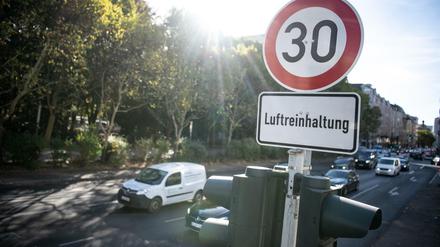 Noch provisorisch, absehbar gesetzeskonform: Hinweisschilder für das Dieselfahrverbot auf der Leipziger Straße.
