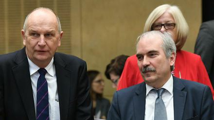 Der Ministerpräsident von Brandenburg, Dietmar Woidke (l), und Wirtschafts-Staatssekretär Martin Gorholt (beide SPD).