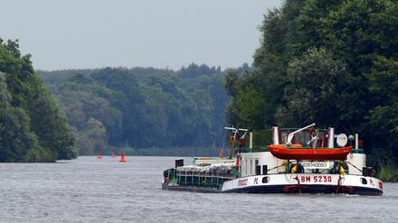 Ein Frachtschiff faehrt auf dem Sacrow-Paretzer-Kanal bei Paretz (Potsdam-Mittelmark) in Brandenburg.