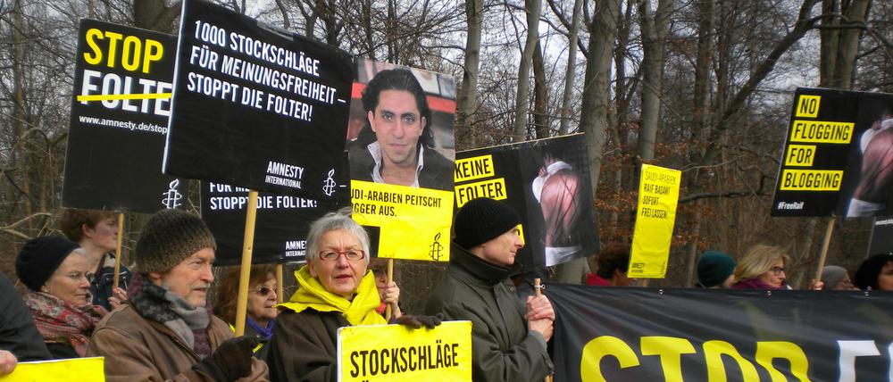 Demonstranten fordern die Freilassung Raif Badawis.