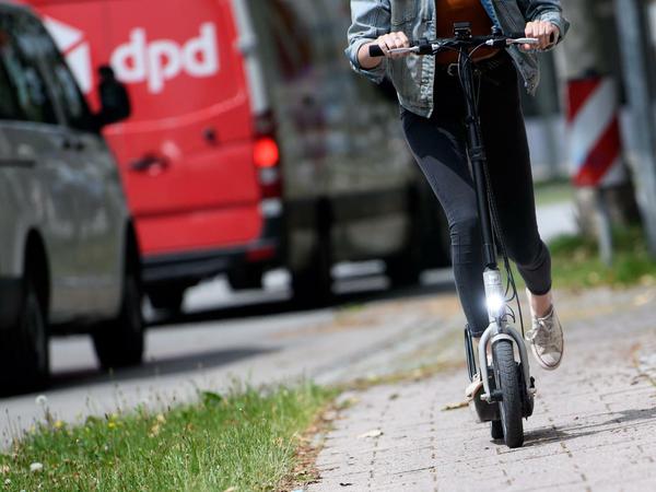 Zwei Frauen sind in Berlin bei Unfällen mit E-Scootern verletzt worden.