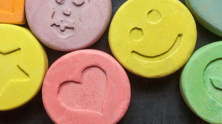 Die Partydroge Ecstasy wird meist in Pillenform konsumiert. Sie können unterschiedliche Inhaltsstoffe beinhalten.