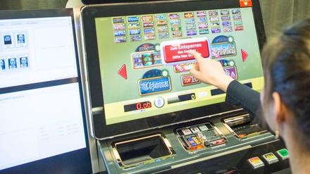 Das Spiel am Automat in Berlin soll nach Willen der Deutschen Automatenwirtschaft von einem Gesichtsscanner reguliert werden.