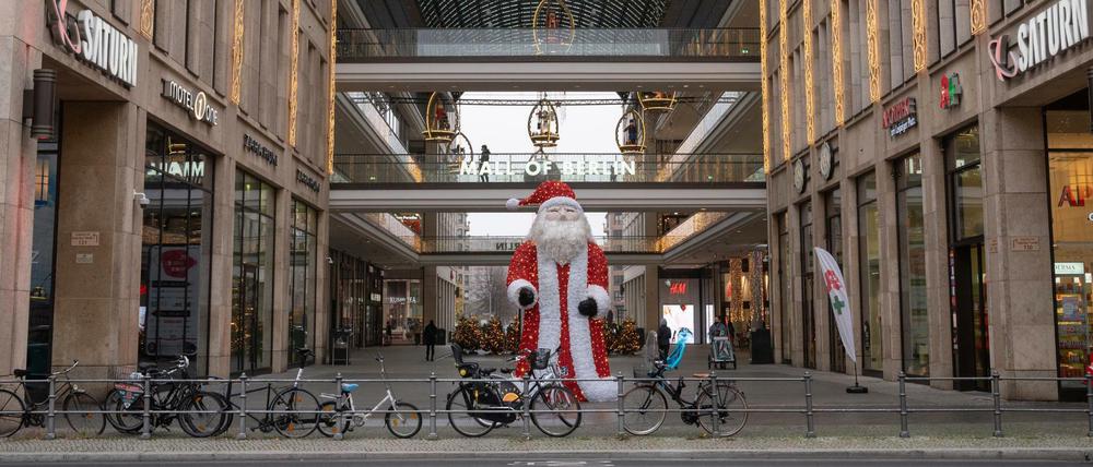 Santa Claus steht eher einsam vor dem Einkaufszentrum "Mall of Berlin" am Leipziger Platz: Grund sind Verbraucher-Frust und strenge Auflagen für den Einzelhandel, die den Shopping-Spaß dämpfen.