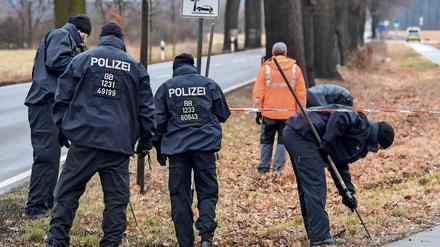 Einsatzkräfte der Polizei suchen am einen Tatort in Oegeln im Landkreis Oder-Spree (Brandenburg) nach Spuren ab.