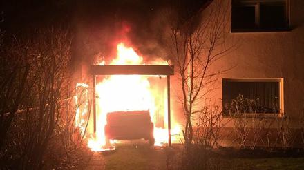 Das Bild zeigt den Brandanschlag auf den Wagen des Neuköllner Linken-Politikers Ferat Kocak im Februar 2018.