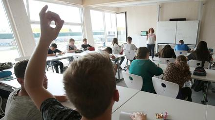 Eine Lehrerin begrüßt nach der Eröffnung der Integrierten Sekundarschule Mahlsdorf ihre Schüler. 