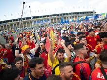 Europameisterschaft: Kroatische und spanische Fußballfans feiern in Berlin