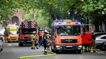 Feuerwehrfahrzeuge stehen nach einer Verpuffung bei dem Einsatz in der Kirchstraße.