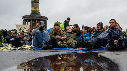 08.10.2019, Berlin: Aktivisten der Klimabewegung "Extinction Rebellion" haben während ihrer Aktionswoche "Berlin blockieren" die Zufahrten zum Großen Stern an der Siegessäule blockiert. 