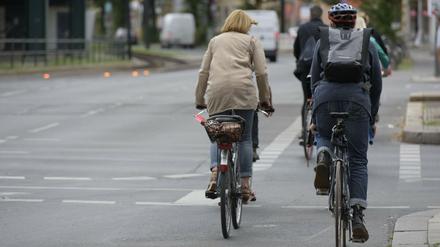 Fahrradfahrer an der Kreuzung Schönhauser Allee / Wibyer Straße in Berlin-Prenzlauer Berg Fahrradfahrer in Berlin.